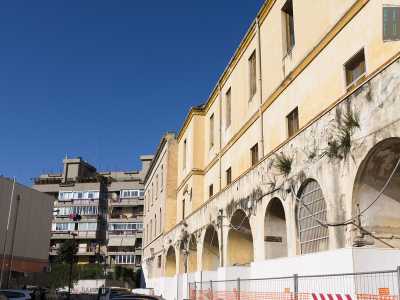 oltre che una struttura giallognola composta da una fila di grandi arcate. E� questa la parte laterale dell�ex convento di Sant�Antonio, eretto nel 1617 e diventato caserma nel 1866 dopo la soppressione degli ordini religiosi. Ora la struttura � di propriet� comunale e presenta molti locali inutilizzati